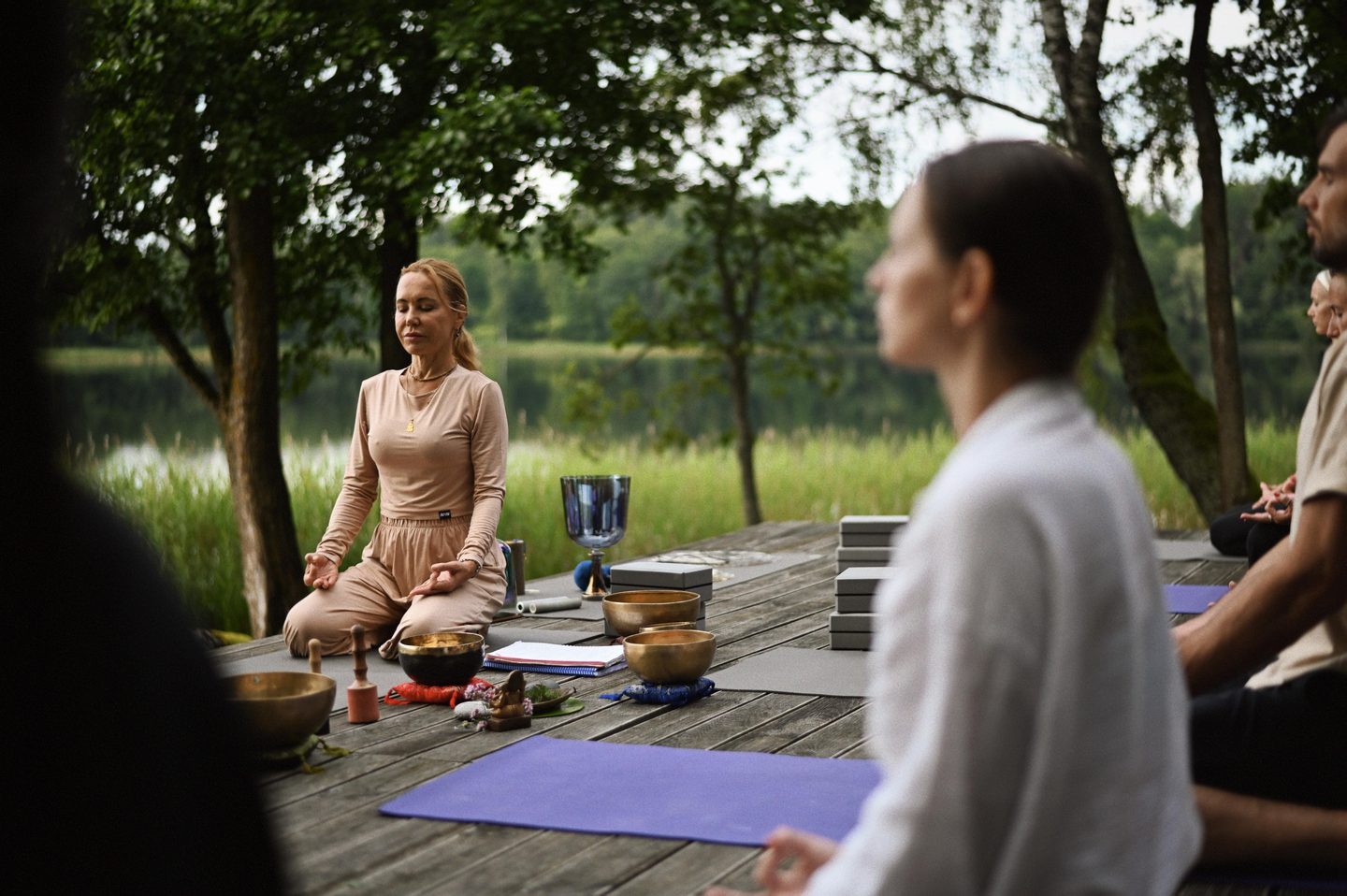 Meditācija ar skaņas traukiem uz terases pie ezera