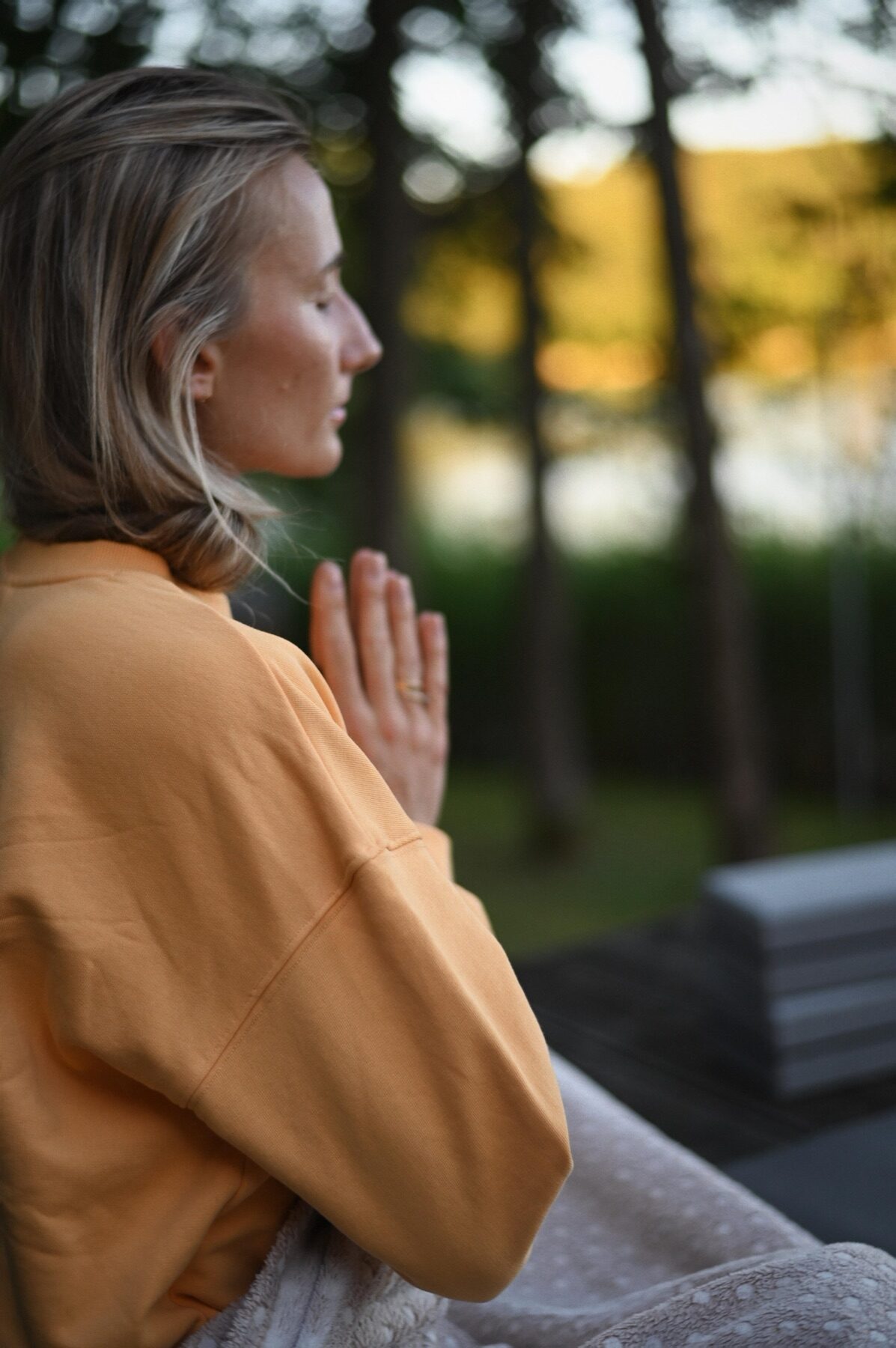 Meditācija mežā retrīta laikā