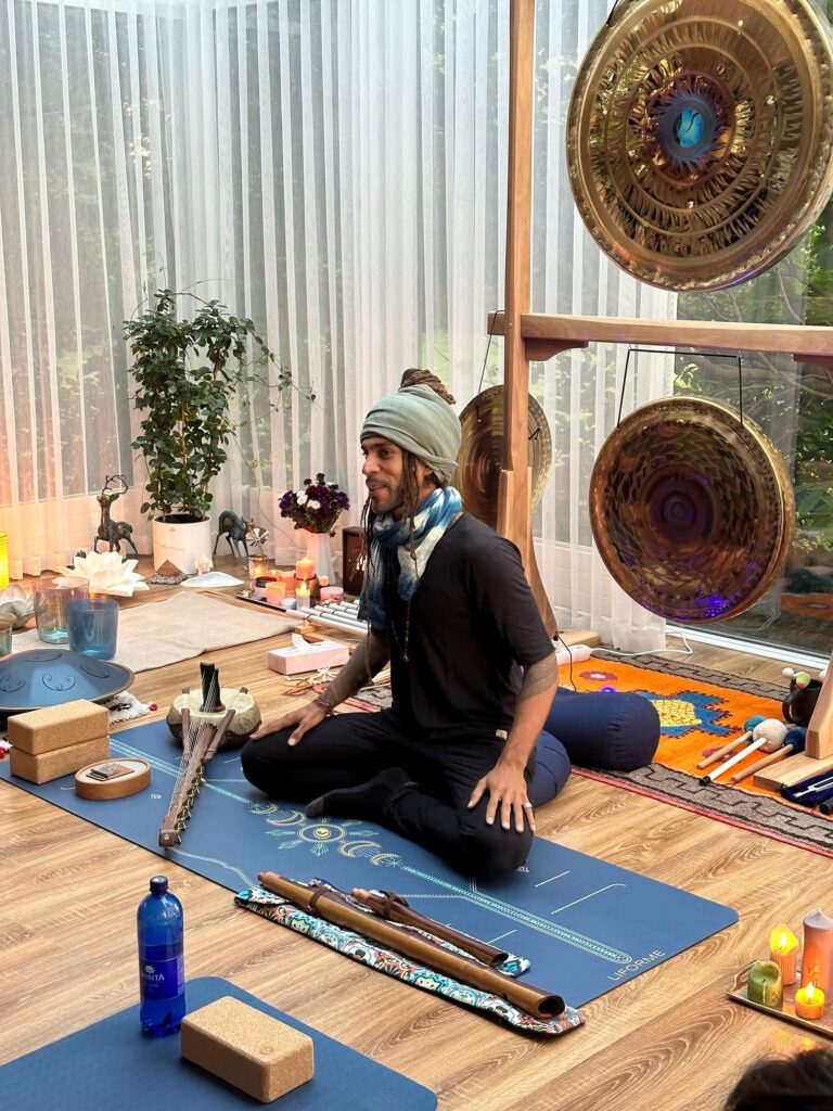 Karloss Romero — jogas skolotājs ar instrumentiem